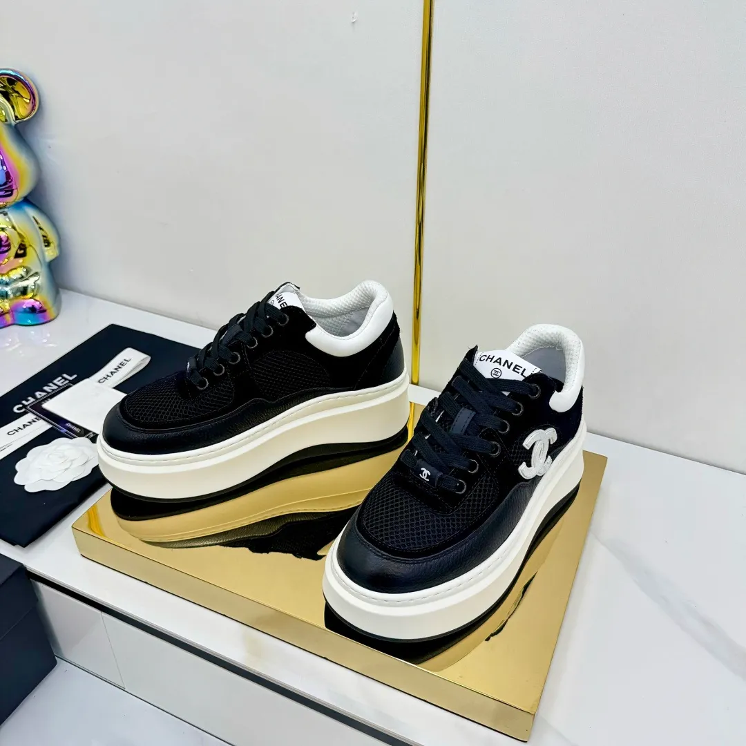 👟👟Ex-factory price 600👟👟 Upgraded version, upgraded version, upgraded version! No rebuttal accepted! ! ! ! Chanel Chanel panda shoes! 2025 counter's top casual sports shoes. This classic design; the upper is electro-embroidered with a variety of techniques; the outsole is fashionable and sporty; the unusual inclusion of a variety of color matching elements... The diversified mix and match is very good-looking and versatile, and can be used for leisure, fashion, sports, and outdoor... ꫛꫀꪝ Go➫ Materials: ❶Upper made of: original imported first-layer silk cowhide + original waterproof cloth + original first-layer cowhide ❷Inner lining: Original Yangli+Net ❸Outsole based on: Original TPU combination outsole Counter boutique packaging complete set for women 35–41 👉 👉 👉 👉 👉
